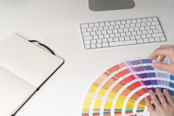 书桌与键盘和彩虹调色板图片下载