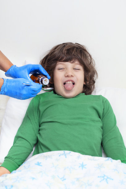 生病的小男孩从医生那里接过药水图片下载