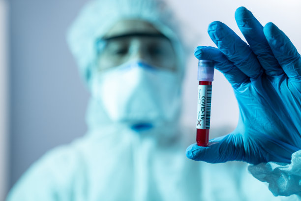 新冠肺炎新型冠状病毒试管在科学家手中素材图片