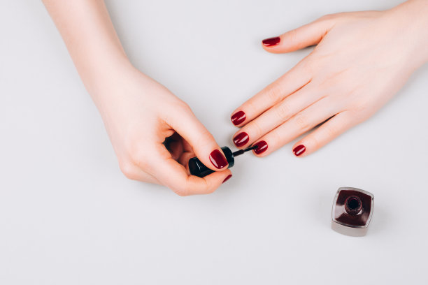 女人自己修指甲图片下载