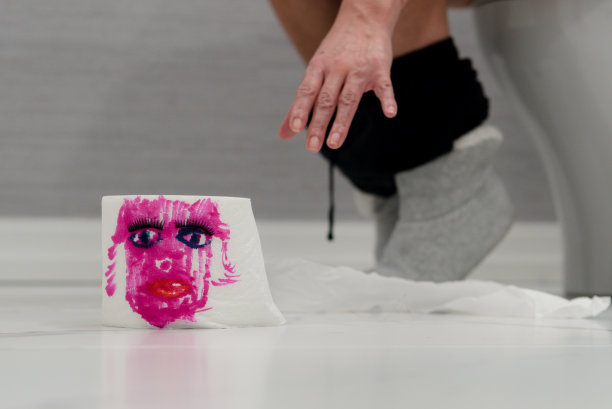 在地板上做手势的女人的低处图片下载