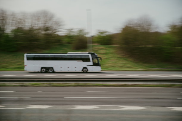 汽车行驶交通在高速公路上行驶的交通图片下载