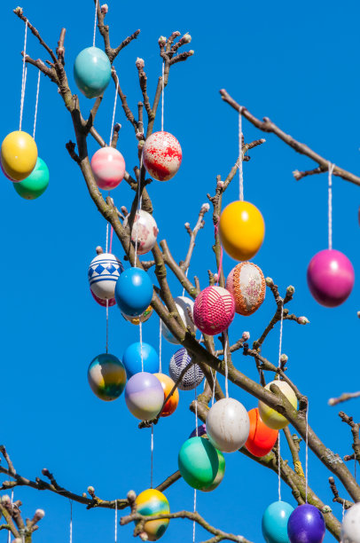 树上挂着许多色彩鲜艳的复活节彩蛋图片下载
