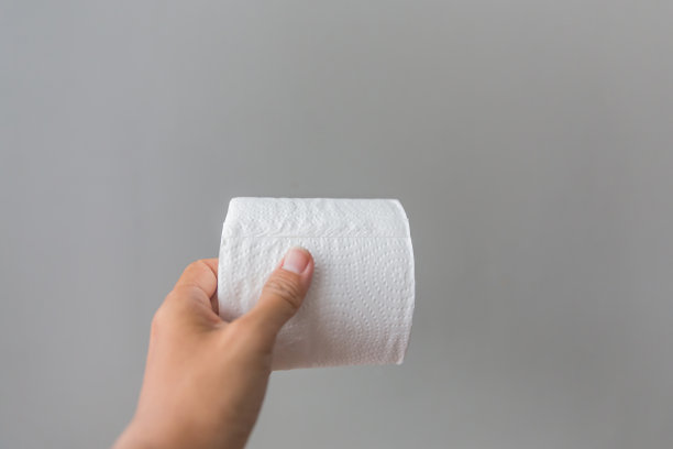 拿了干净的厕纸图片下载