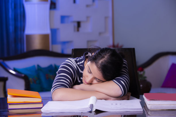 疲惫的女孩做作业素材照片图片下载