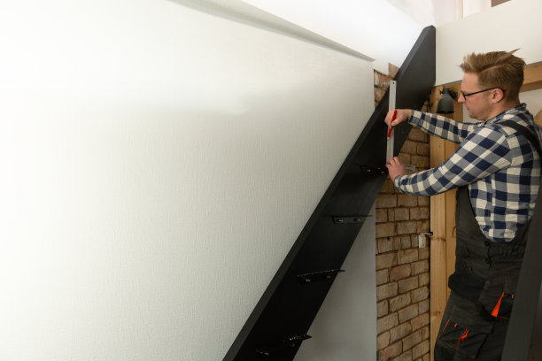 家装杂工在自然光下建造楼梯图片下载