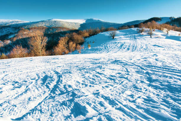 冬天的风景与雪山覆盖图片下载
