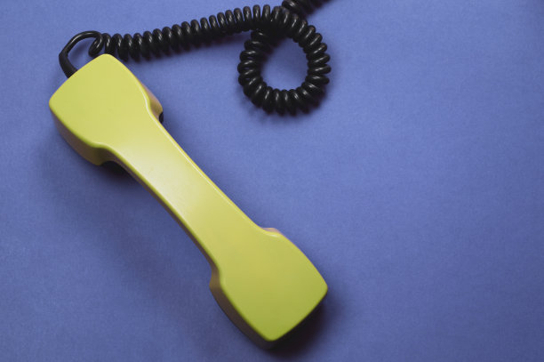 老式电话手机。蓝色背景的电话接收器。古老的通信技术。本空间图片下载