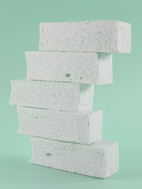 甘甜的绿色棉花糖薄荷味的形状在一个几何形状。现代市场营销概念。简约，单色的波普艺术背景。设计师或明信片的布局图片下载