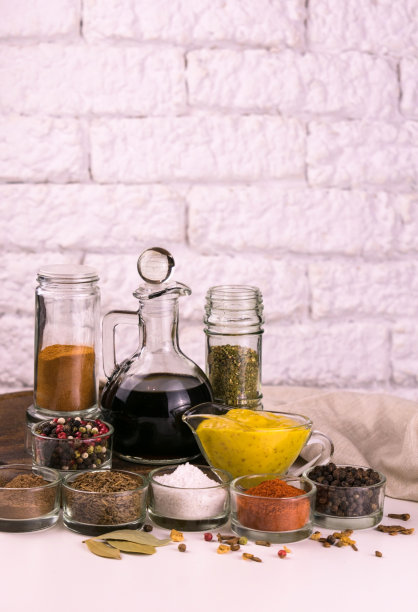 酱油，芥末橙酱和香料在白色的背景。图片下载