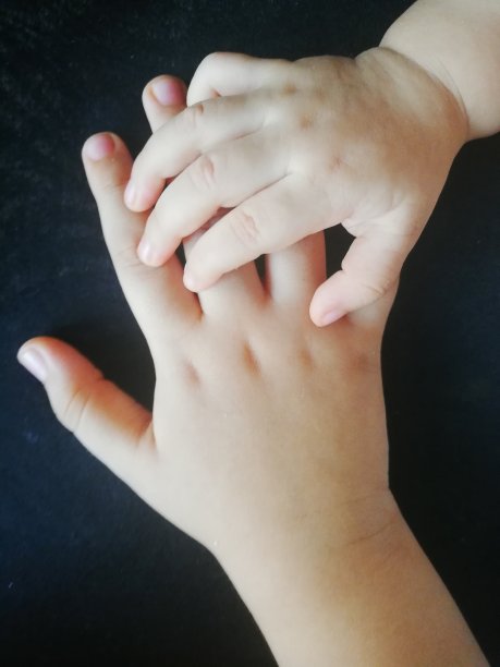 孩子稚嫩的手图片下载