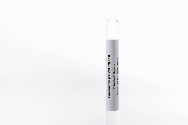 带有冠状病毒感染者生物材料或DNA的试管。白色背景孤立的特写图片下载