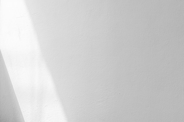 抽象的白色水泥混凝土材料墙面纹理背景与从窗口采光的阳光图片下载