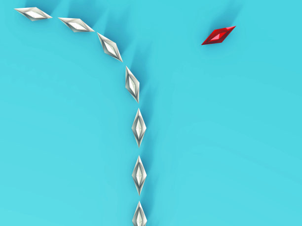 一排白色的纸船朝一个方向，一排红色的纸船指向相反的方向。图片下载