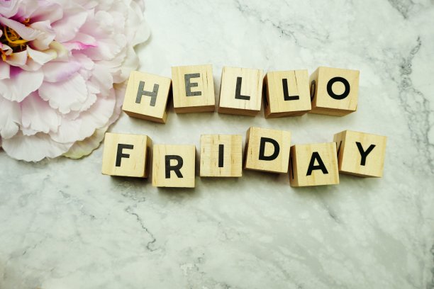 快乐的星期五字母与空间副本大理石背景图片下载