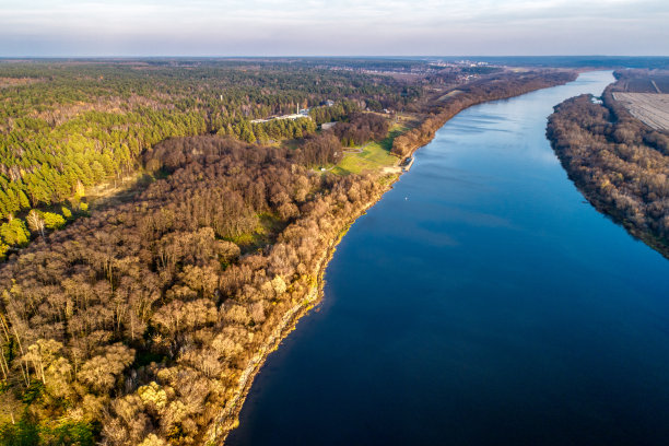 一条大河的转弯处。秋季景观鸟瞰图图片下载
