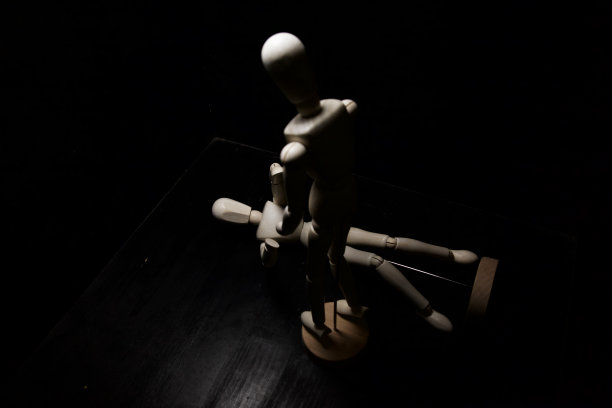 一个正在画的人体模型躺在地上，另一个试图帮忙图片下载