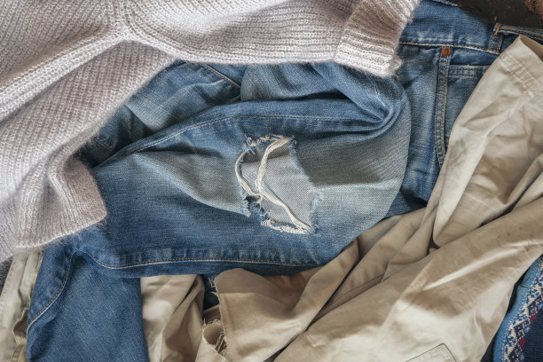 背景介绍旧脏衣服的回收利用，俯视图，二次利用的概念素材图片