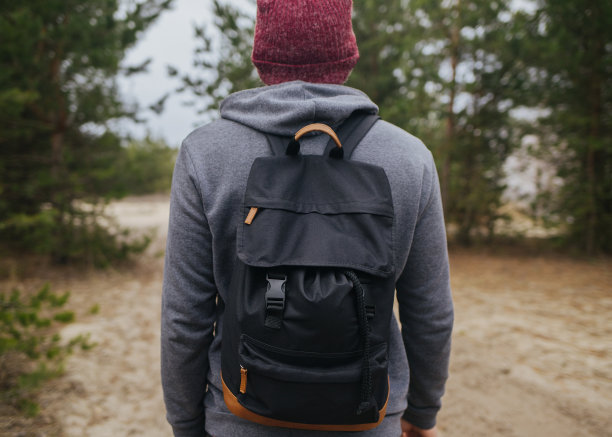 周末露营在森林里散步特写照片图片下载