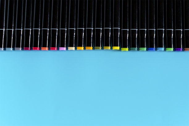 蓝色背景上的多色马克笔。用来画画和创造的记号笔图片下载