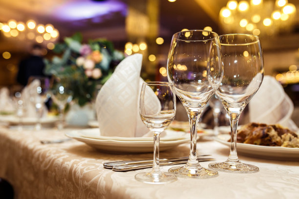 桌上放着陶瓷餐具图片下载