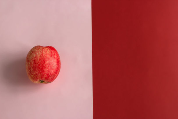 红苹果，粉色和红色背景，复制空间图片下载