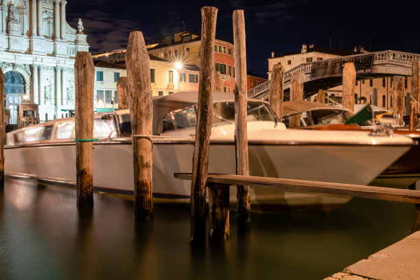 停靠水上的士图片下载