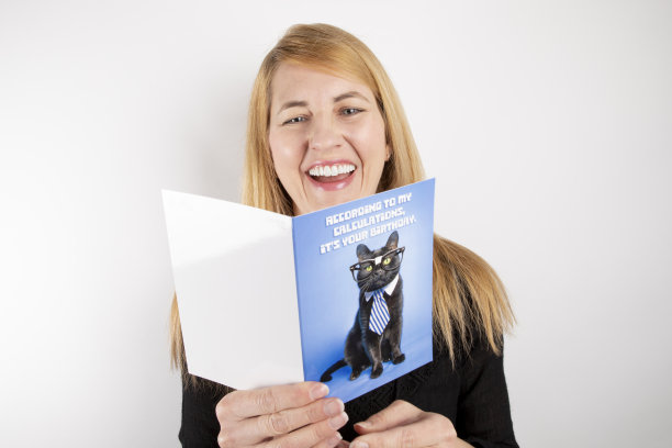 女人读有趣的贺卡与猫图片图片下载