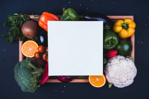 蔬菜和水果装在一个木盒里，背景是黑色的图片下载