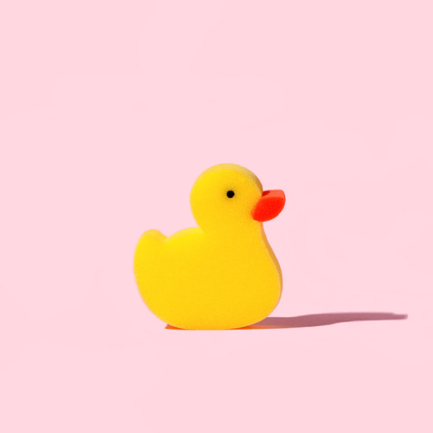 黄色玩具鸭海绵或毛巾在粉红色的背景。时尚的美容洗澡时间健康卫生摄影。洗浴产品集，创意现代横幅或传单与复制空间图片下载