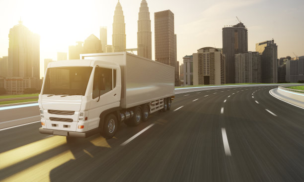 运送卡车在路上行驶图片下载