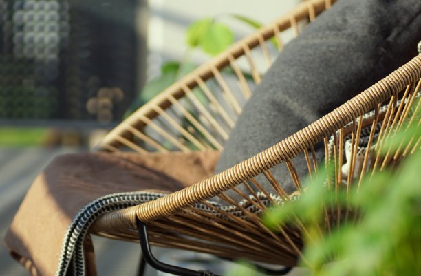 装饰墨西哥风格的座位在一个阳光明媚的早晨在一个阳台上图片下载