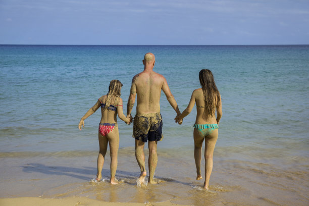 父亲和女儿们在去海边的路上图片下载