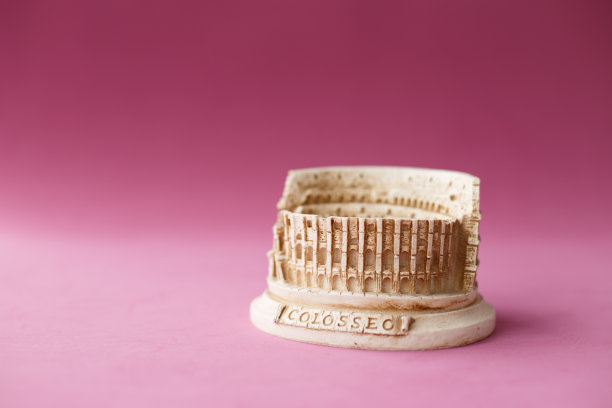 意大利罗马竞技场的石雕雕像。COVID-19危险感染的概念。粉红色的背景。旅游游客的美好纪念纪念品图片下载