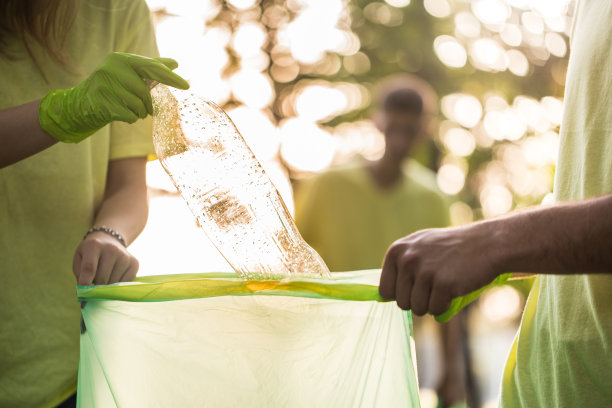 人们扔掉塑料瓶的特写图片下载