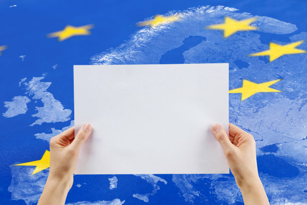 带有旗帜和双手拿着空白纸的欧洲地图图片下载
