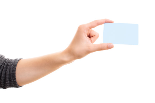 女性手里拿着一张空白模板白色卡片图片下载
