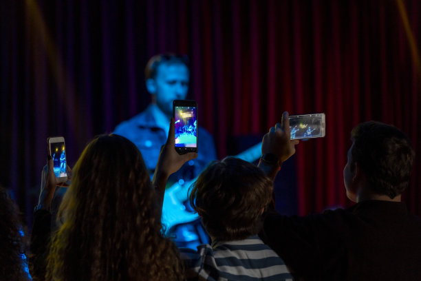 在音乐会上拍照图片下载