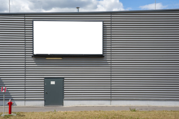 工业建筑墙体上的空白白色广告广告牌图片下载