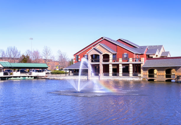 有人工池塘和喷泉的多户住宅综合体图片下载