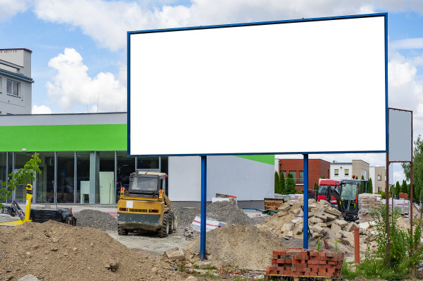工地上空白的白色广告广告牌。图片下载