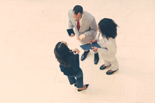 商务同事在大厅会面讨论项目图片下载