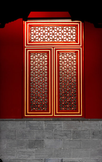 中国传统宫殿建筑的一部分，装饰着金色框架和格栅的辉煌红色彩绘窗户图片下载