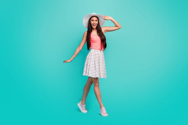 迷人的甜治愈漂亮女孩的完整的照片散步享受春天的自由时间假期感觉疯狂穿背心装刑警鞋孤立的蜡笔绿松石色背景图片下载