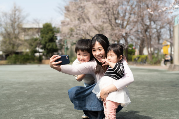 母亲在和两个孩子自拍图片下载
