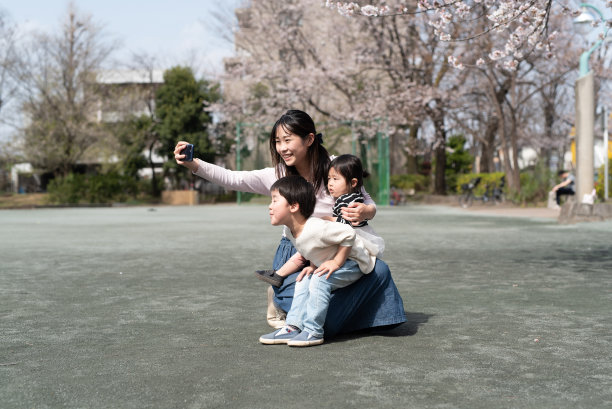 母亲在和两个孩子自拍图片下载