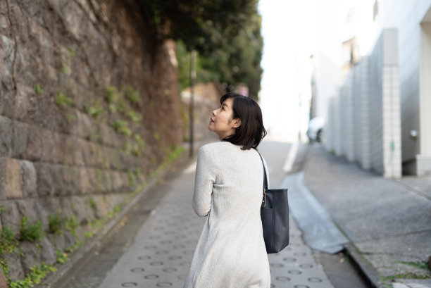 一个女人走在住宅区图片下载