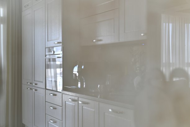 厨房外立面的浅色家具反映了背景。图片下载