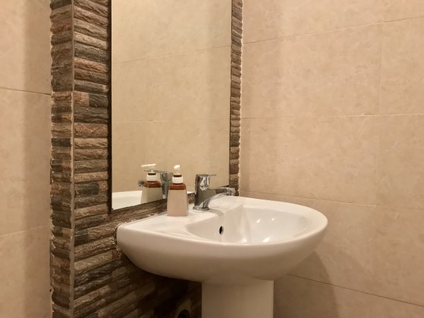 马桶里的陶瓷洗手池和大镜子图片下载