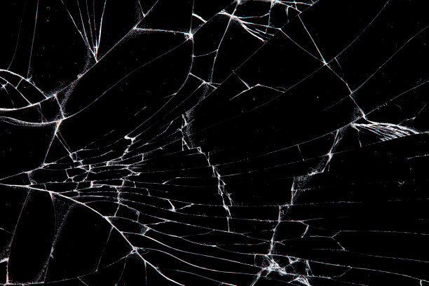 破碎的玻璃孤立在黑色背景上。图片下载